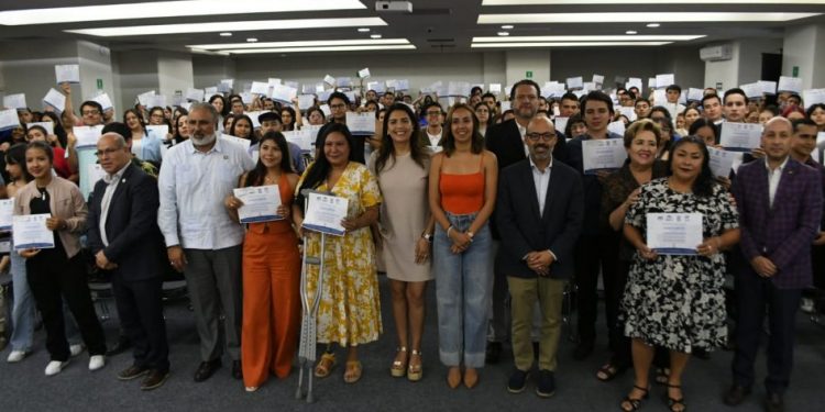 Talento juvenil de Morelia, brilla con entrega de constancias del Programa de Becas 2025