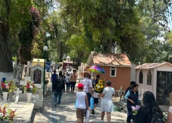 Miles de personas acuden al Panteón Municipal para conmemorar el Día de las Madres