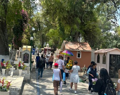 Miles de personas acuden al Panteón Municipal para conmemorar el Día de las Madres