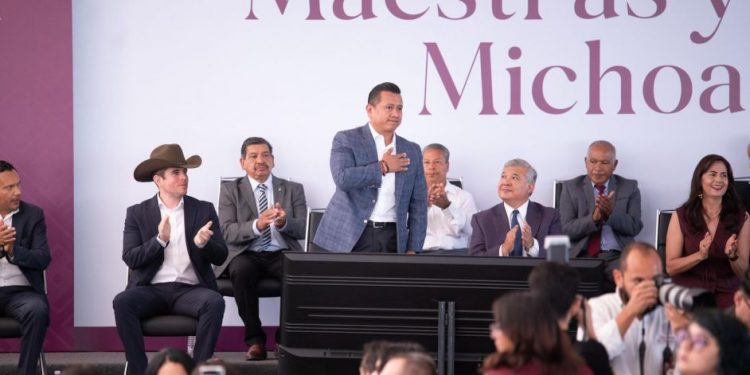 Reconocimiento a maestros por su labor: Torres Piña-Morelia Informativo