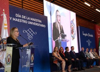 Entrega de reconocimientos a maestros nicolaitas: Yarabí Ávila-Morelia Informativo