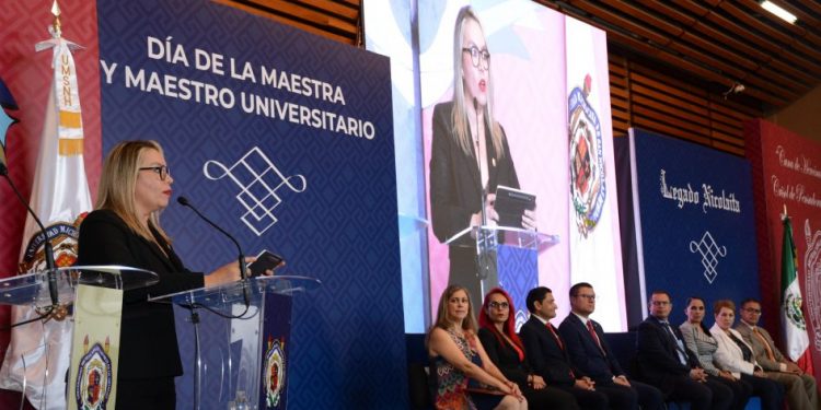 Entrega de reconocimientos a maestros nicolaitas: Yarabí Ávila-Morelia Informativo