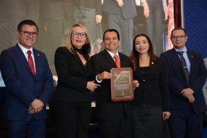 Entrega de reconocimientos a maestros nicolaitas: Yarabí Ávila-Morelia Informativo2