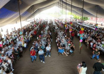 Eric Gaona celebra a los maestros de Tarímbaro con un emotivo festejo