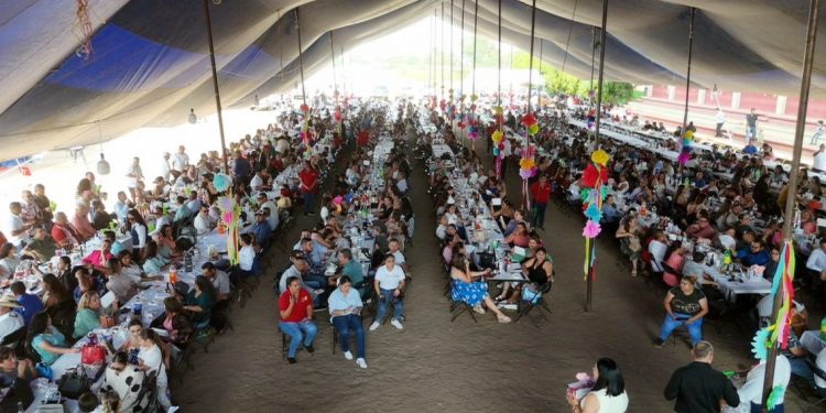 Eric Gaona celebra a los maestros de Tarímbaro con un emotivo festejo