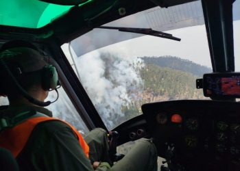 Por aire y tierra Gobierno de Michoacán combate incendio en el Pico de Tancítaro
