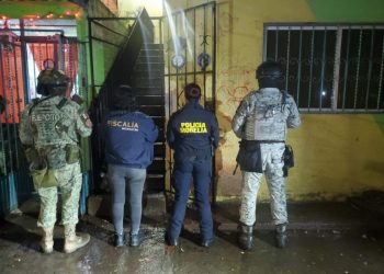 FGE realiza cateos coordinados en Morelia y Salvador Escalante; aseguran más de 3 mil 500 dosis de metanfetamina y detienen a 6 personas