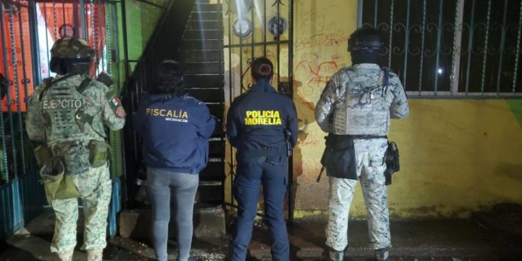 FGE realiza cateos coordinados en Morelia y Salvador Escalante; aseguran más de 3 mil 500 dosis de metanfetamina y detienen a 6 personas