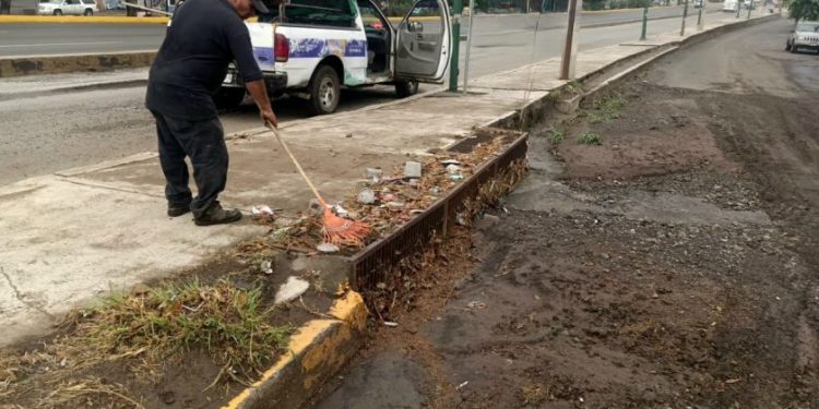 Gobierno de Morelia realiza limpieza de rejillas en el Sector República