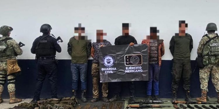 SSP y Defensa detienen a 5 hombres con arsenal en Apatzingán