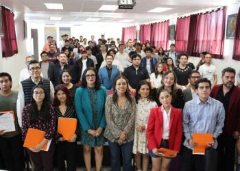 Premia Semmujeris a creadores de app para fortalecer estrategia de Punto Naranja