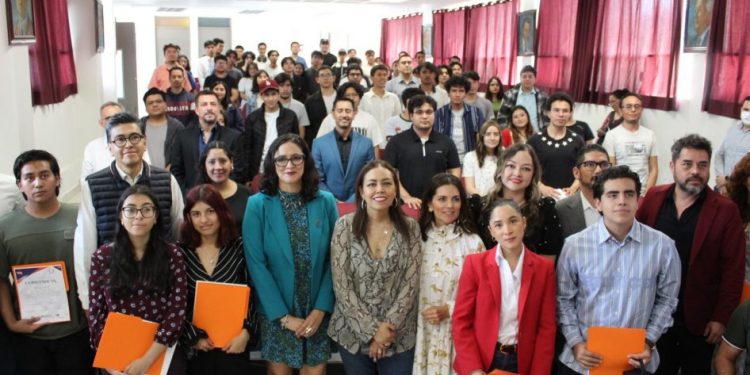 Premia Semmujeris a creadores de app para fortalecer estrategia de Punto Naranja