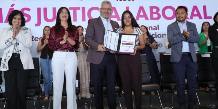 Garantiza Bedolla salarios y prestaciones a docentes michoacanos