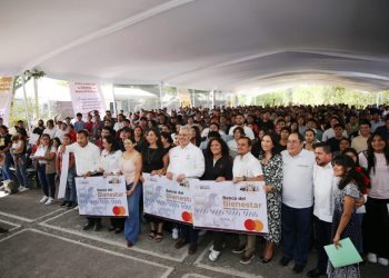 Entrega de tarjetas para la beca Jóvenes Escribiendo el Futuro-Morelia Informativo