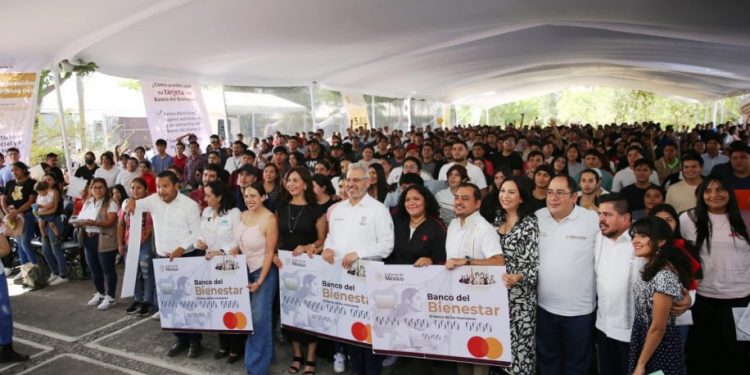 Entrega de tarjetas para la beca Jóvenes Escribiendo el Futuro-Morelia Informativo