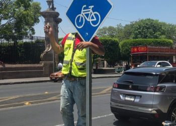 Gobierno de Morelia refuerza mantenimiento de señalética en el Centro Histórico