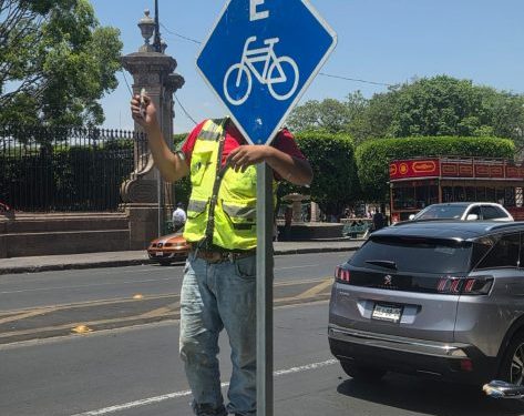 Gobierno de Morelia refuerza mantenimiento de señalética en el Centro Histórico