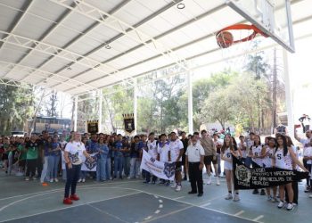 Regresa Yarabí Ávila a la preparatoria “Isaac Arriaga” y cumple con construcción de domo