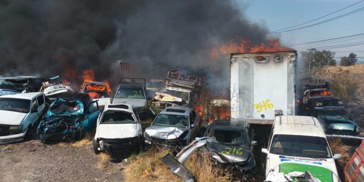 Incendio en negoio de grúas en Tarímbaro-Morelia Informativo