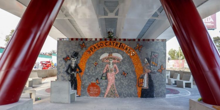 Catrinas de Capula dan vida al bajopuente de Villas del Pedregal: SCOP