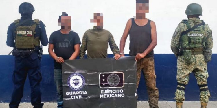 Detenidos tres hombres armados, aseguran droga y cartuchos en Apatzingán