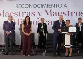 El corazón de Michoacán late de gratitud; reconoce Bedolla a mil 700 docentes por décadas de servicio