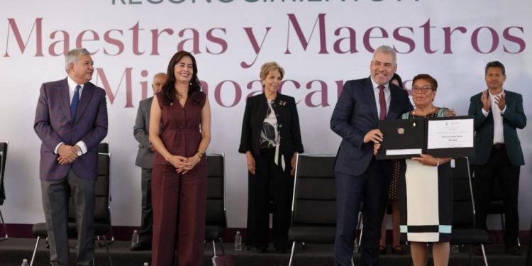 El corazón de Michoacán late de gratitud; reconoce Bedolla a mil 700 docentes por décadas de servicio
