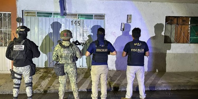 En cateo, asegura FGE inmueble relacionado en conductas ilícitas y detiene a siete personas