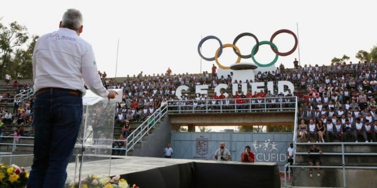 Abandera Bedolla a deportistas michoacanos rumbo a Olimpiada Nacional 2025