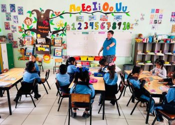 Más de 900 mil estudiantes de educación básica continúan sus actividades escolares: SEE