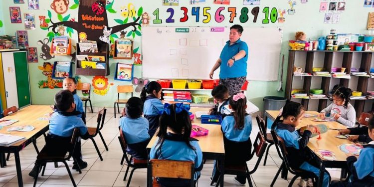 Más de 900 mil estudiantes de educación básica continúan sus actividades escolares: SEE