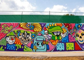 Colores que transforman; artistas urbanos crean mural en Paso Catrinas