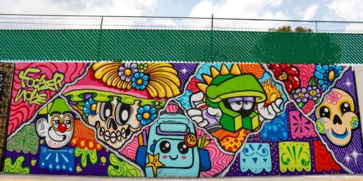 Colores que transforman; artistas urbanos crean mural en Paso Catrinas
