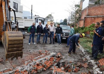 Supervisa Alfonso Martínez, jornada de limpieza; retiran escombros, maleza y basura