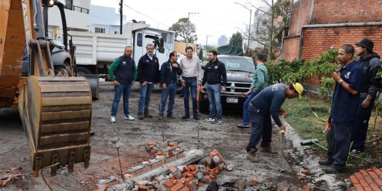 Supervisa Alfonso Martínez, jornada de limpieza; retiran escombros, maleza y basura
