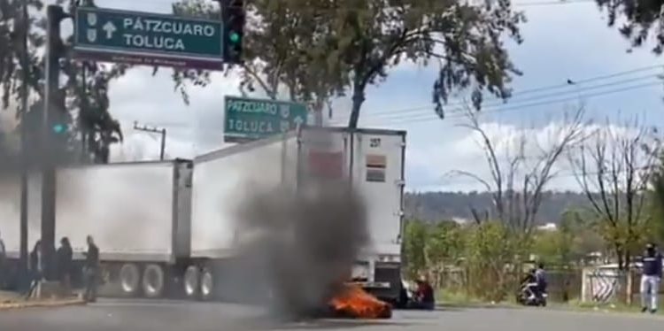 Normalistas bloquean con automores y quema de llantas  el Periférico Paseo de la República