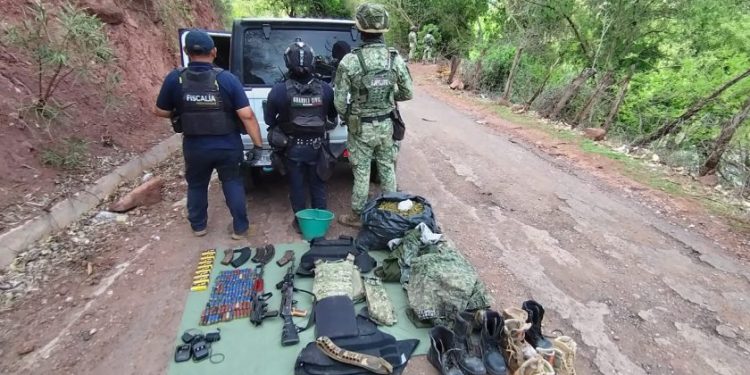 En acción interinstitucional realizada en Tuzantla, asegura BOI vehículo con narcótico, armas y equipo táctico