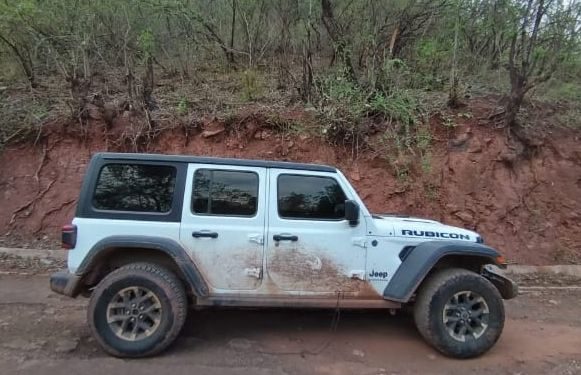 Agentes estatales y federales aseguran armamento, droga y vehículo robado en Tuzantla