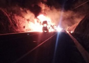 Chocan tráileres y se incendian en la autopista Siglo XXI