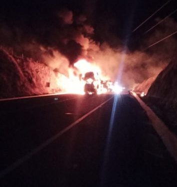 Chocan tráileres y se incendian en la autopista Siglo XXI