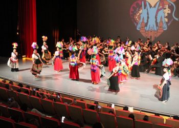 “El Latir de tu Tierra” hizo vibrar el Teatro Matamoros con música, baile y tradición