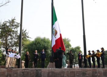Encabeza Alfonso Martínez Alcázar, Izamiento de banderas por 484 Aniversario de Morelia