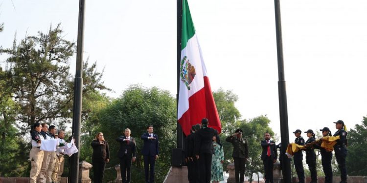Encabeza Alfonso Martínez Alcázar, Izamiento de banderas por 484 Aniversario de Morelia