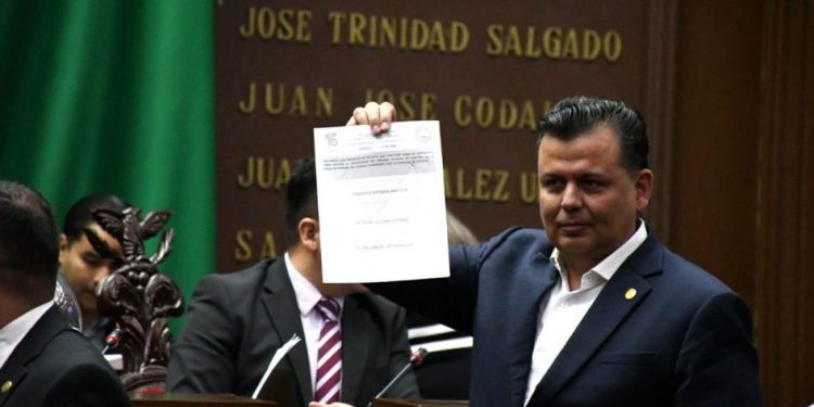 Memo Valencia anula su voto y se manifiesta en contra en la elección de la nueva Contraloría de la FGE