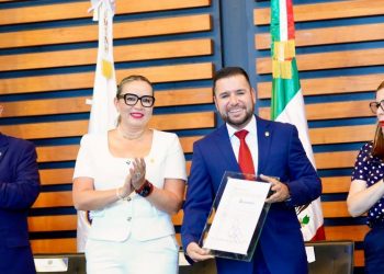 Reyes Galindo recibe reconocimiento de la UMSNH como nicolaita destacado