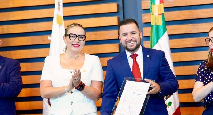 Reyes Galindo recibe reconocimiento de la UMSNH como nicolaita destacado