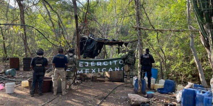 Aseguran laboratorio para la elaboración de metanfetamina en Huetamo: SSP