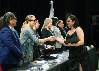 Que el respeto, la justicia y la solidaridad guíen sus decisiones, convoca Yarabí Ávila a egresados de preparatoria