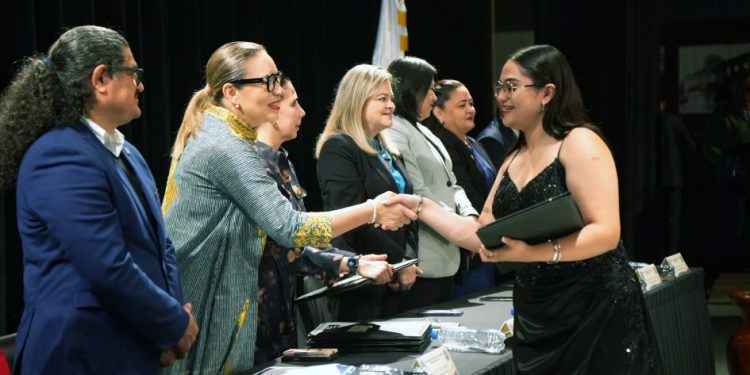 Que el respeto, la justicia y la solidaridad guíen sus decisiones, convoca Yarabí Ávila a egresados de preparatoria