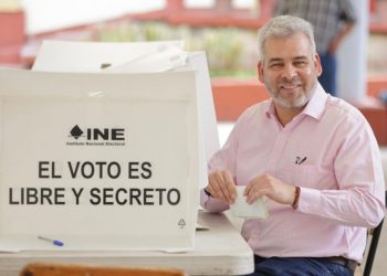 Bedolla vota y llama a votar en históricas elecciones judiciales